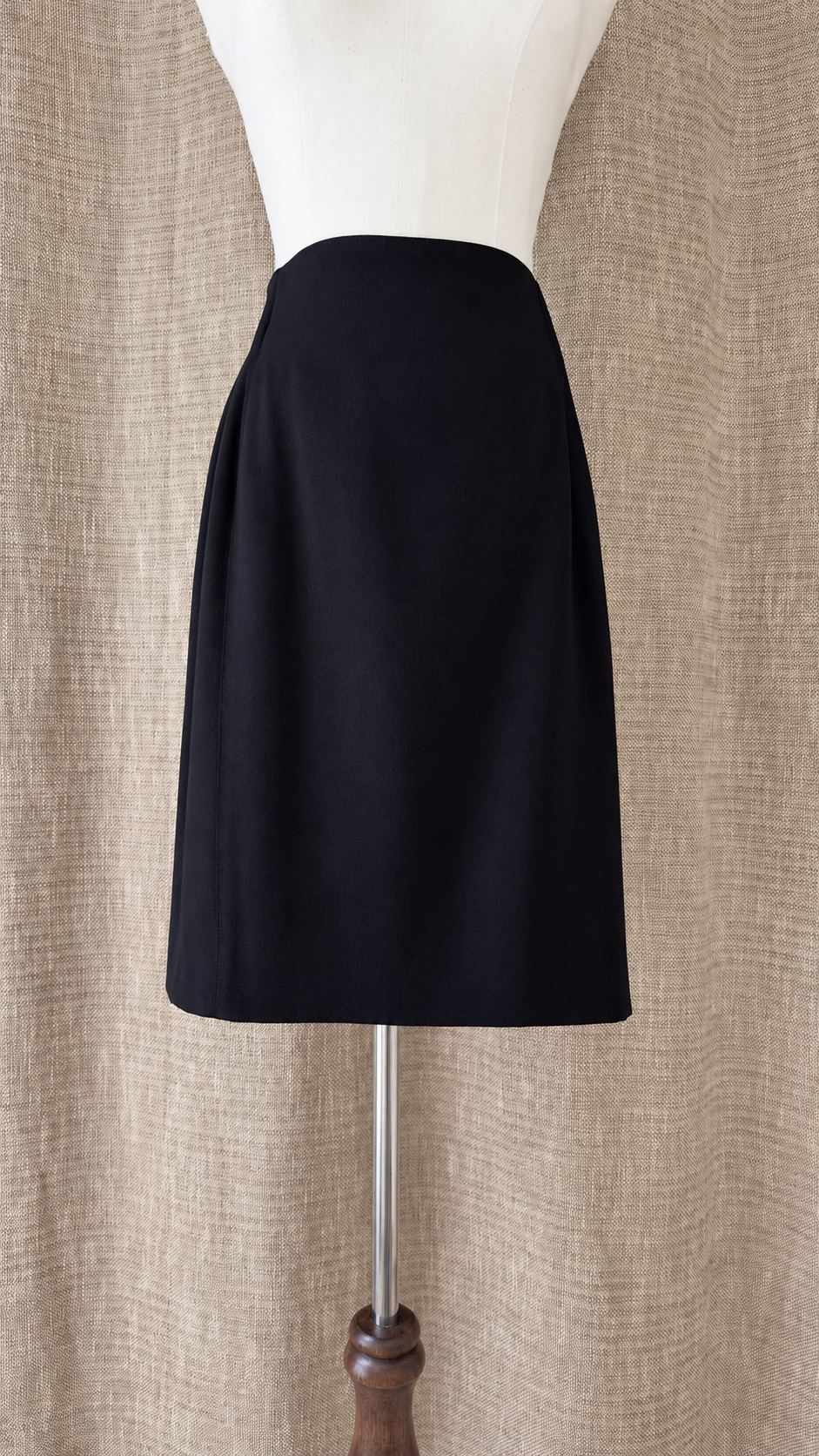 INV-026 Escada mannequin front