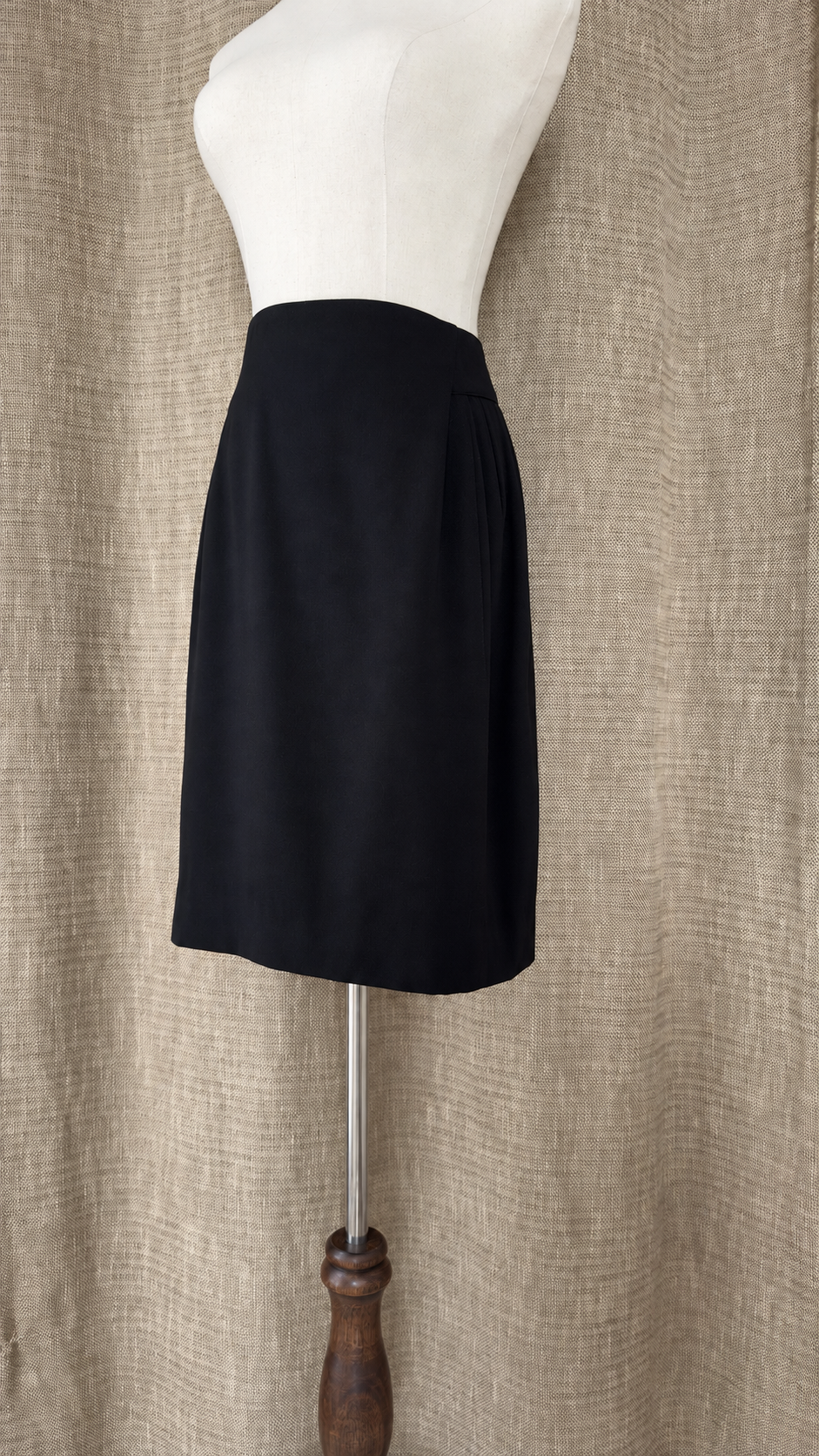 INV-026 Escada mannequin side