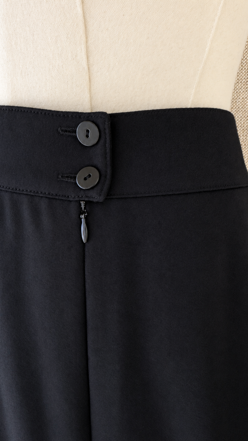 INV-026 Escada back closure detail