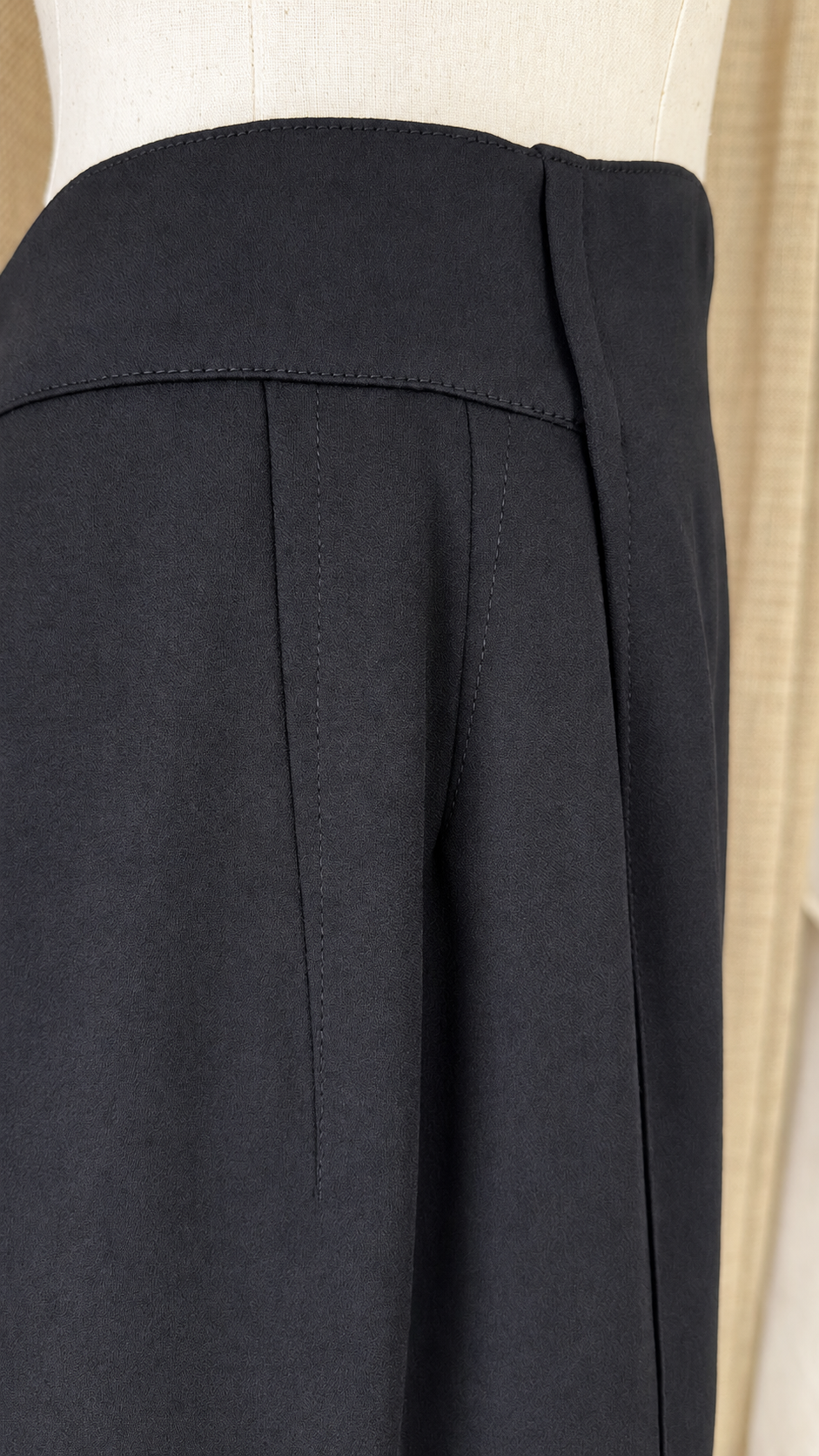 INV-026 Escada side pleat detail