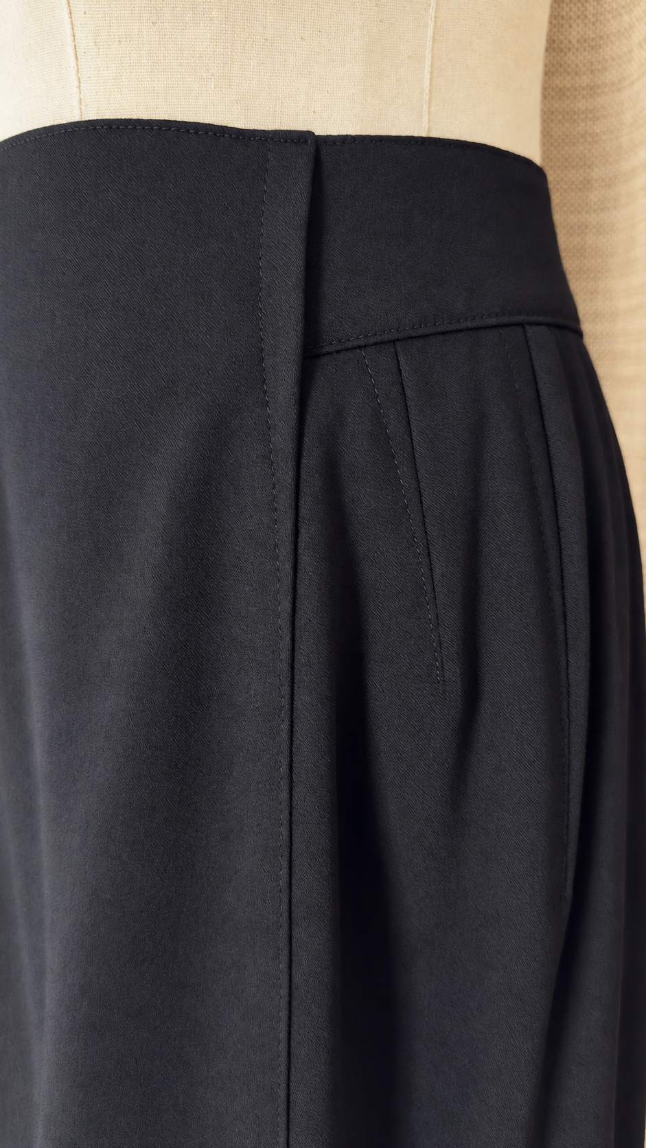 INV-026 Escada waist pleat detail