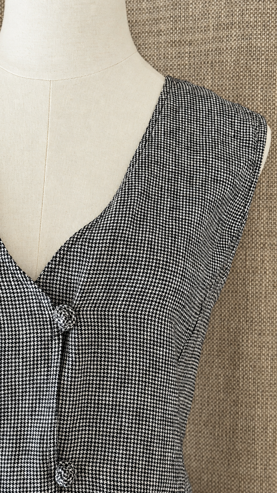 INV-042 Orvis button texture detail