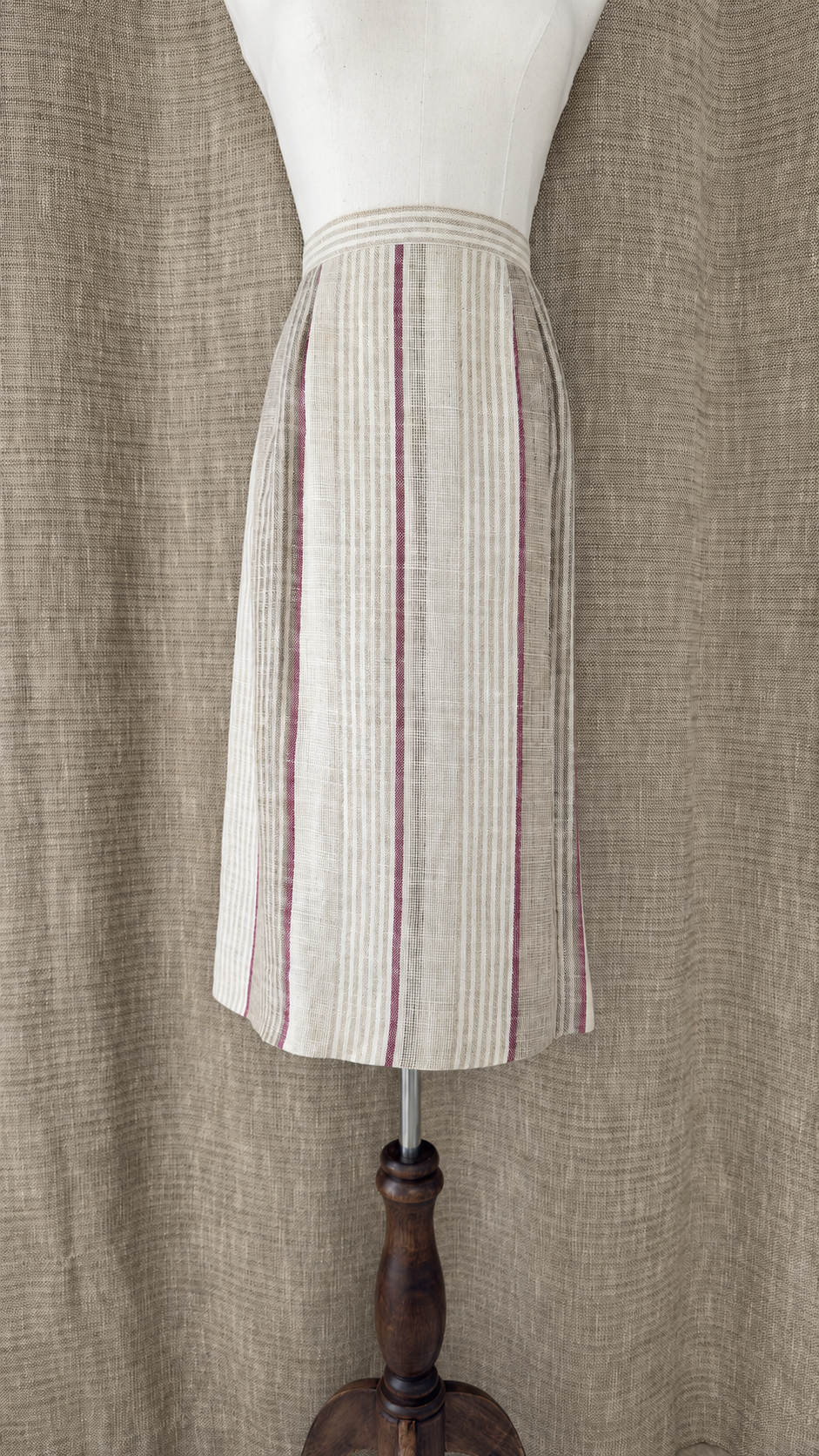INV-043 Megan Ltd. 1980s linen skirt mannequin front