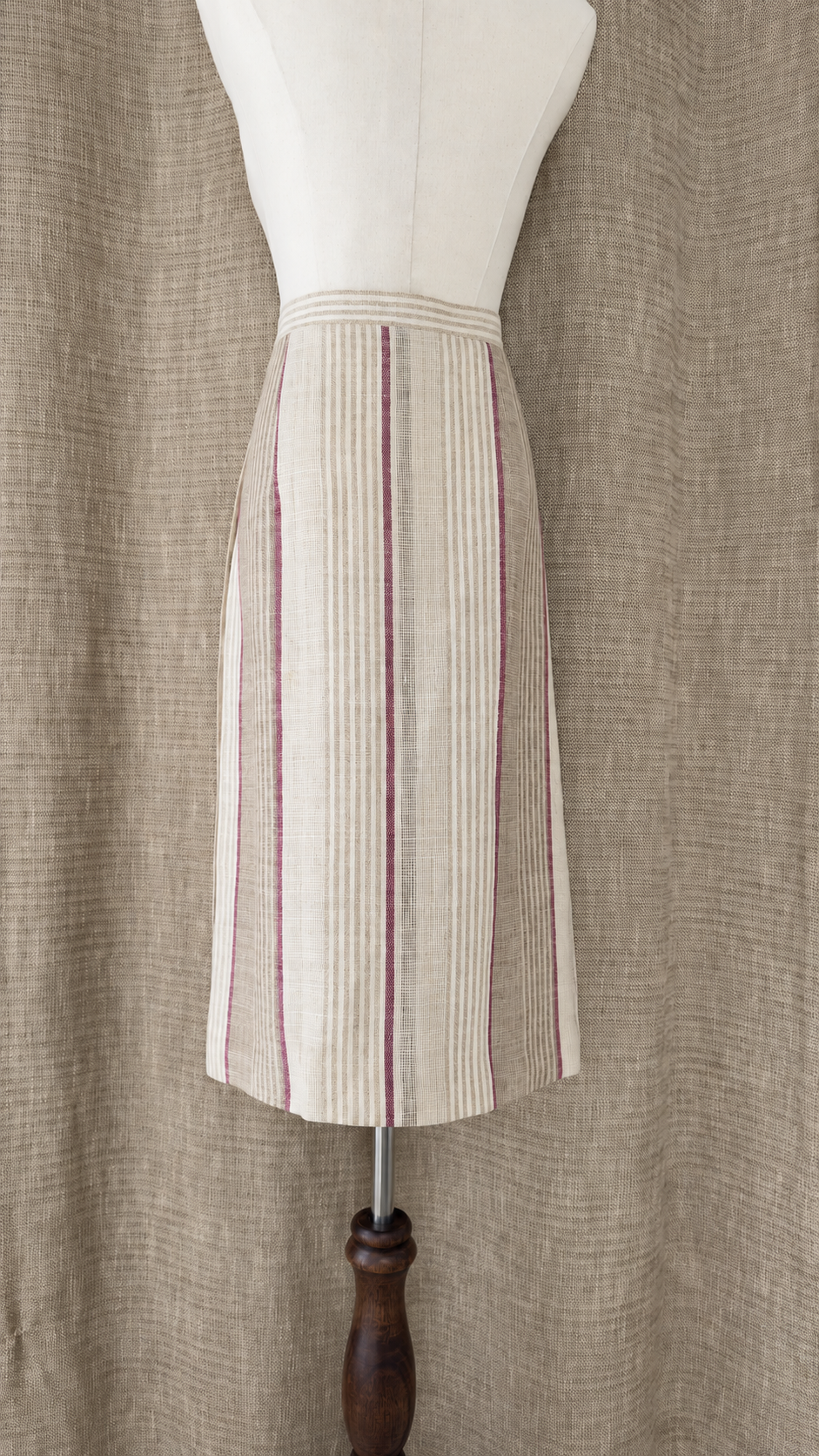 INV-043 Megan Ltd. 1980s linen skirt mannequin back