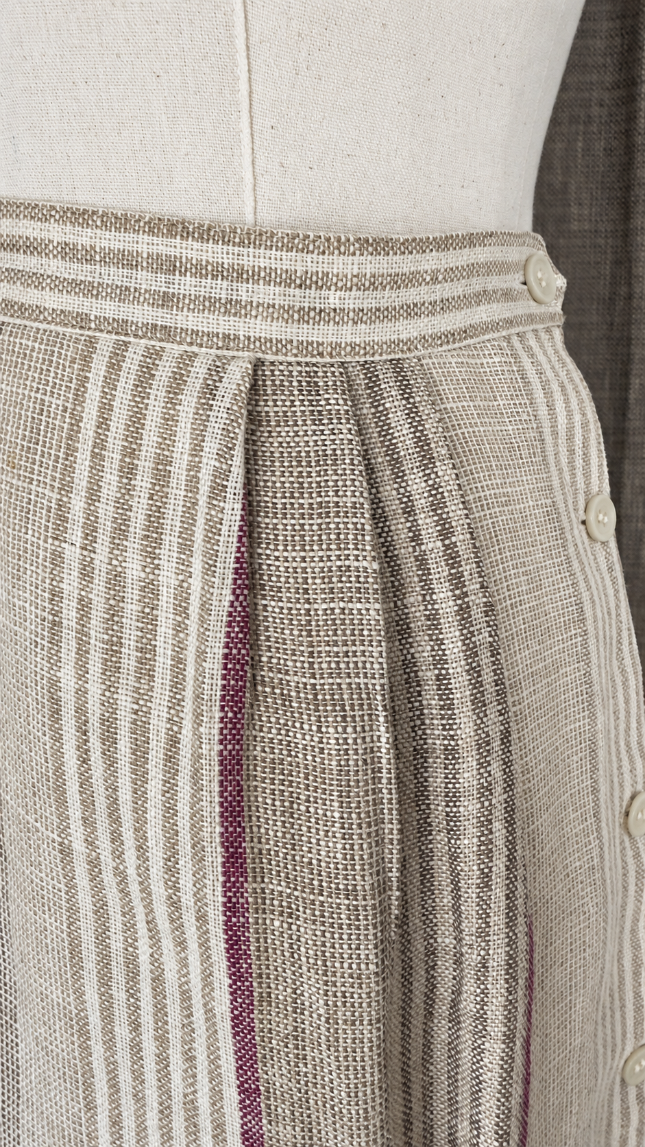 INV-043 Megan Ltd. 1980s linen skirt waist and pleat detail