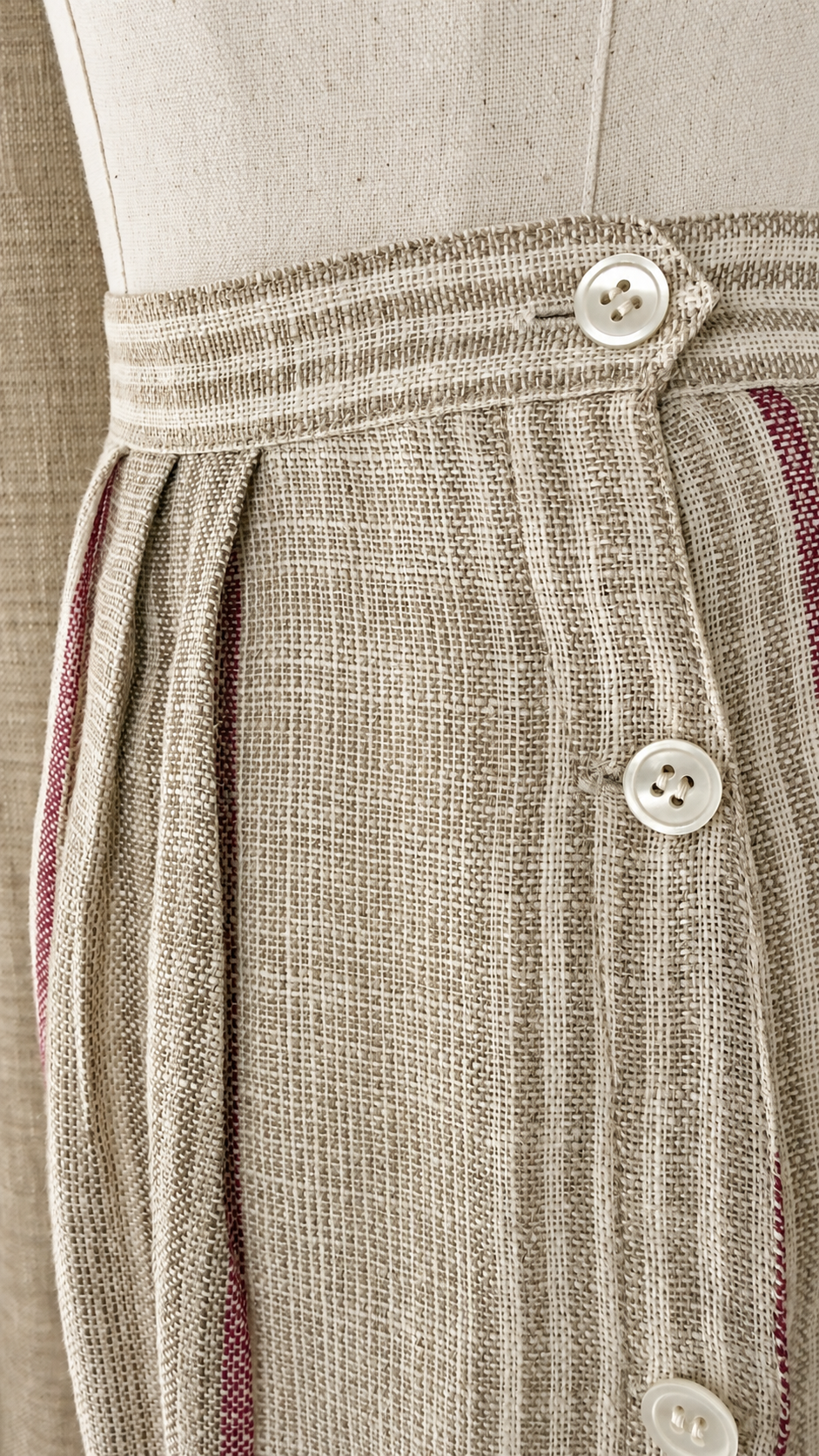 INV-043 Megan Ltd. 1980s linen skirt waistband and button detail