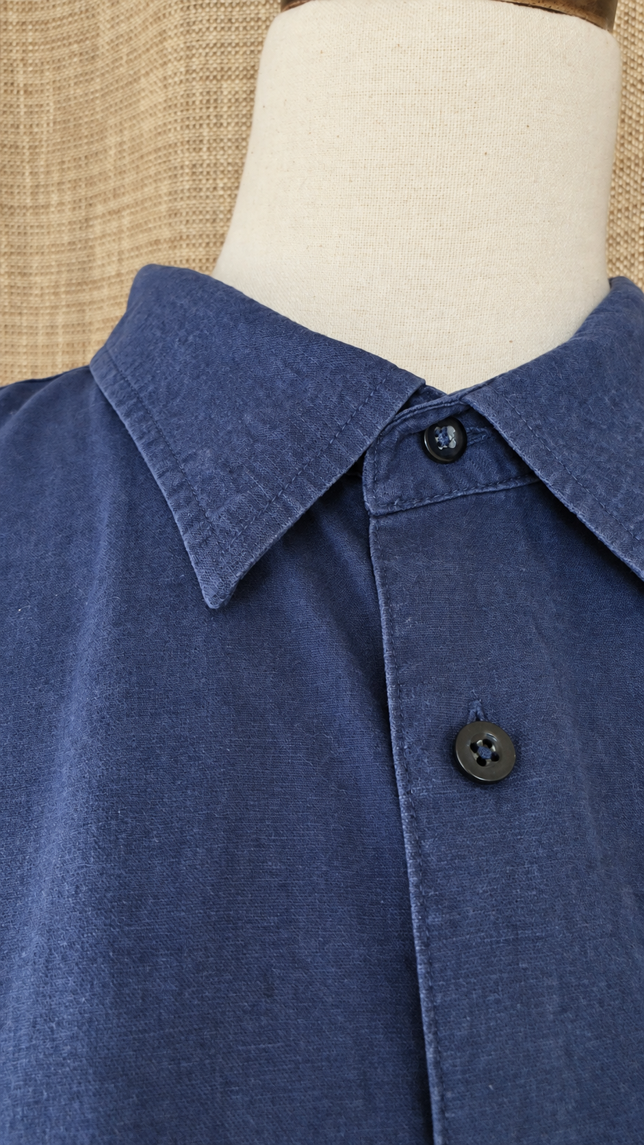 INV-210 Linea Uomo collar button detail