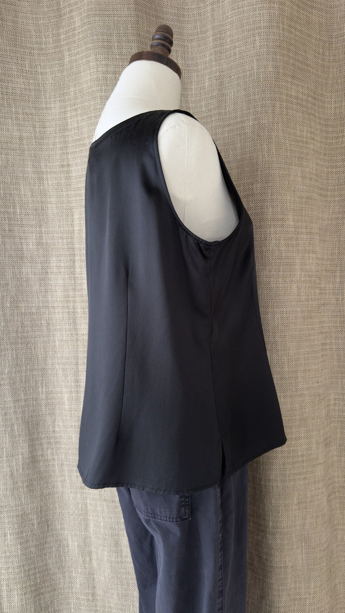 INV-103 Eileen Fisher silk top mannequin side