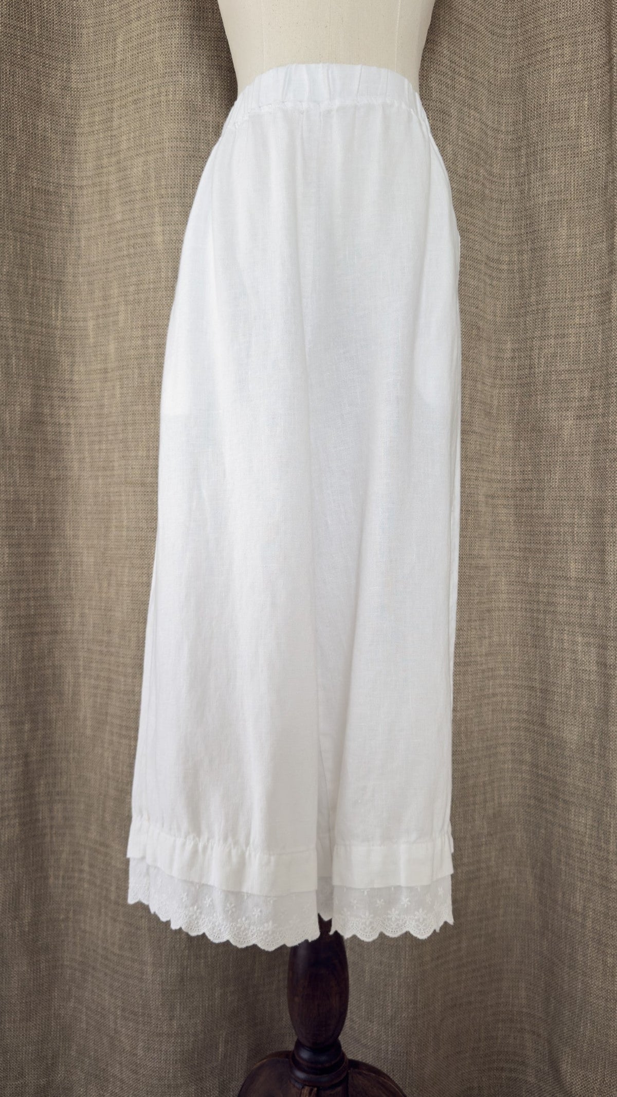 INV-256 For Cynthia linen trousers mannequin back